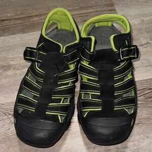 Skechers women’s Black and Neon Green Sandals toe cover sturdy sole